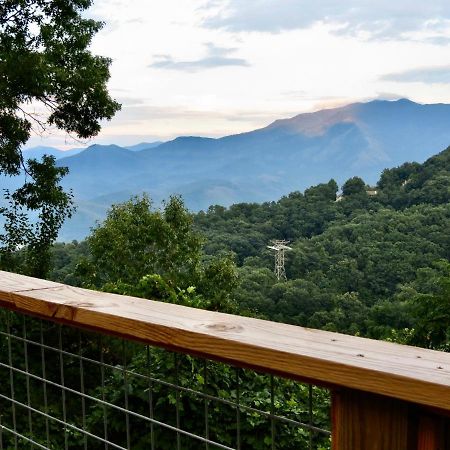 Million Dollar Views! 4 Bedroom, Sleeps 9, Close To National Park And 5 Mi To Gatlinburg! Exterior photo
